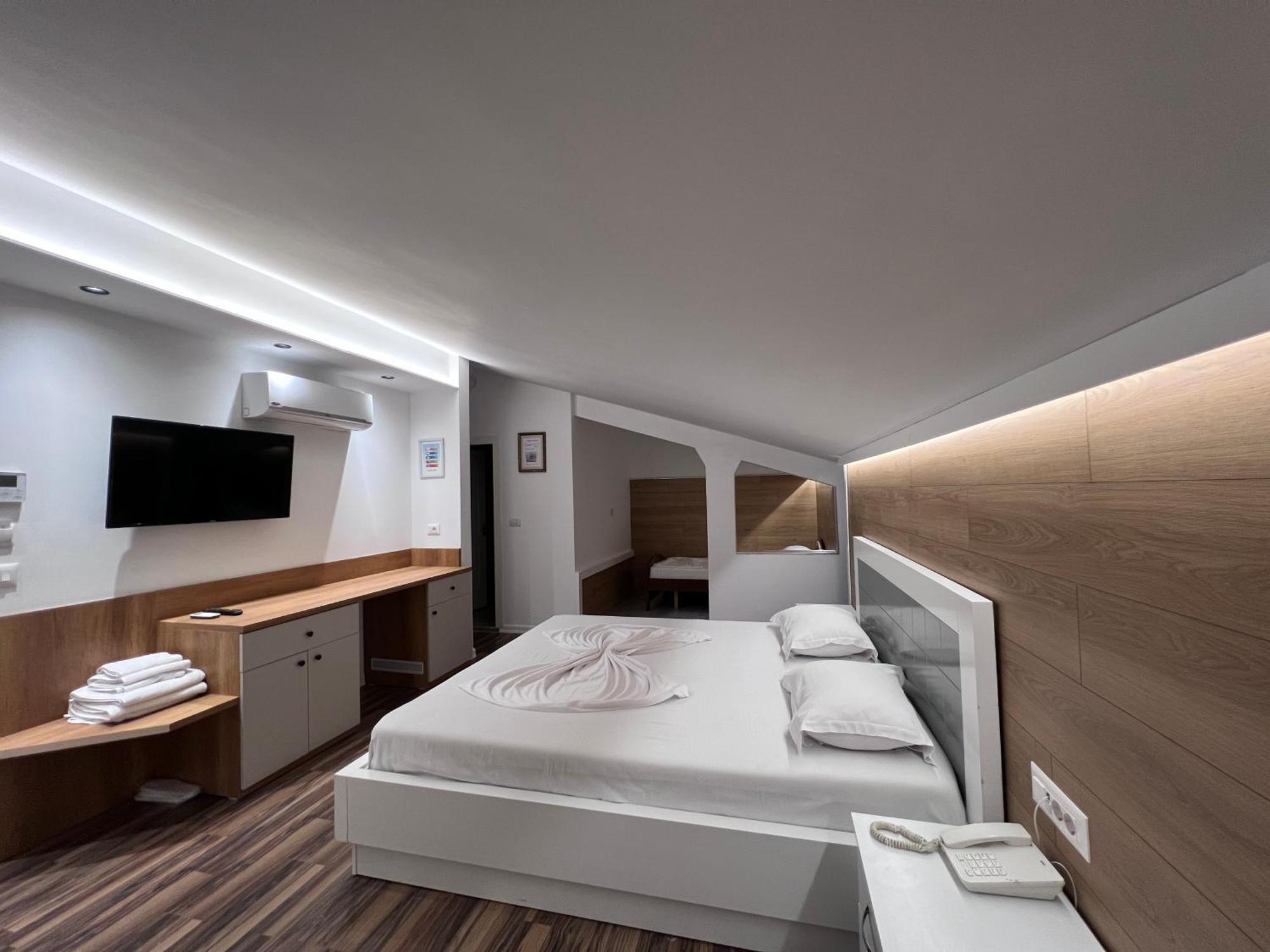 Hotel Colis Tirana Exterior photo