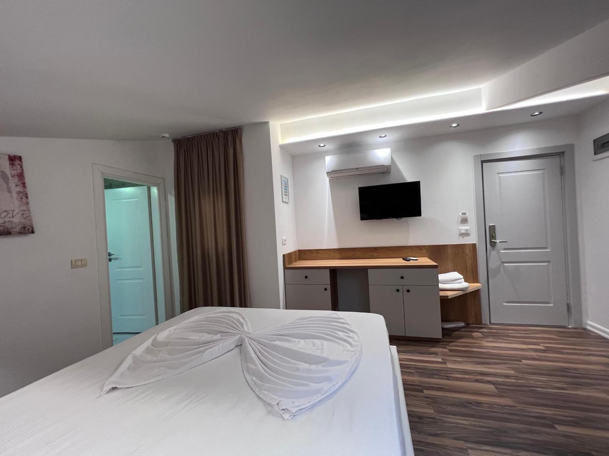 Hotel Colis Tirana Exterior photo